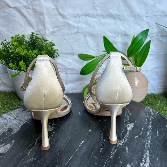 BADGLEY MISCHKA
Nala Curvy Stiletto
Heel Ivory Satin size 9 
$245 store display - Picture 11 of 16